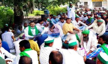 Hapur News: बिजली विभाग के खिलाफ किसान यूनियन का प्रदर्शन चेतावनी के साथ समाप्त , विभाग ने किया कार्यवाही का वादा