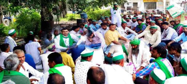Hapur News: बिजली विभाग के खिलाफ किसान यूनियन का प्रदर्शन चेतावनी के साथ समाप्त , विभाग ने किया कार्यवाही का वादा