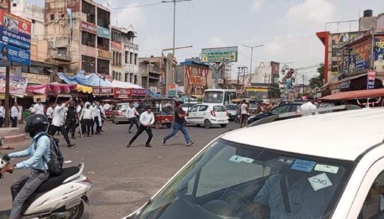हापुड पुलिस ने महिला अधिवक्ताओं सहित करीब 300 अधिवक्ताओं के खिलाफ दर्ज की दो नई F.I.R