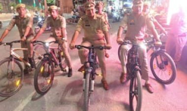 HAPUR: स्वास्थ्य और सुरक्षा का संदेश देने सड़क पर निकले हापुड़ कोतवाल नीरज कुमार