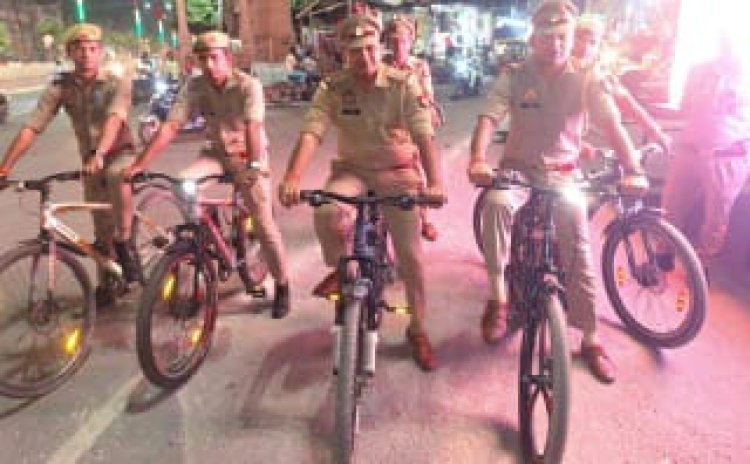 HAPUR: स्वास्थ्य और सुरक्षा का संदेश देने सड़क पर निकले हापुड़ कोतवाल नीरज कुमार