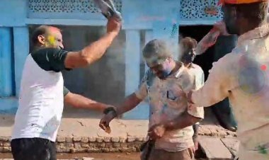 Video : यूपी के इस स्थान पर खेली जाती हैं जूता चप्पल मार होली