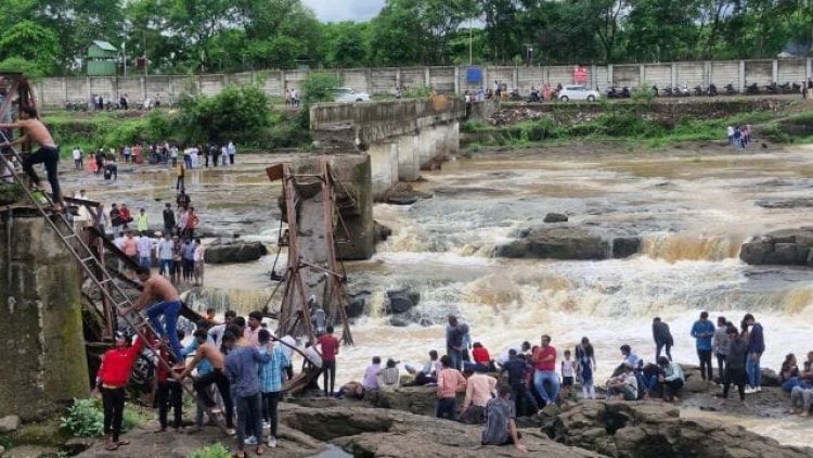 पुणे में नदी पर बने पुल के ढहने से बड़ा हादसा, करीब 30 लोग नदी में बहे, कई की मौत
