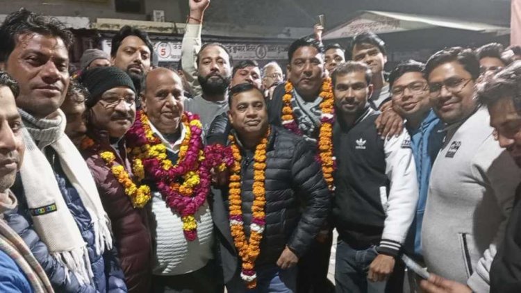 हापुड़ बार एसोसिएशन चुनाव: देवेंद्र सिंह नवादा बने अध्यक्ष और रवि कुमार चुने गए सचिव, जीत के बाद माता चंडी के दरबार में टेका माथा