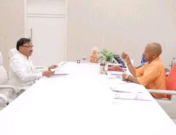 हापुड़ विधायक विजयपाल आढ़ती संग CM योगी से मिले बार एसोसिएशन के पदाधिकारी, कोर्ट बिल्डिंग और सीमा विस्तार पर जल्द आएगी खुशखबरी