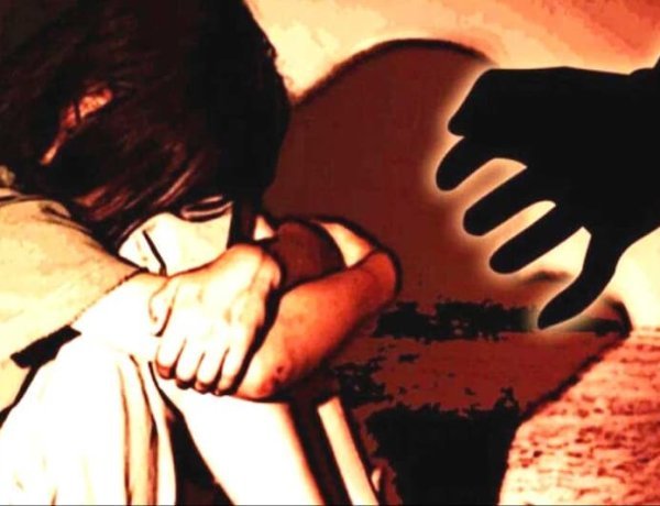 Hapur Crime News: नाबालिग मासूम को गन्ने के खेत में खींचकर हैवानियत, विरोध करने पर दबंग ने घर में घुसकर परिजनों को पीटा, पुलिस की चौखट पर घंटों हुआ समझौते का खेल